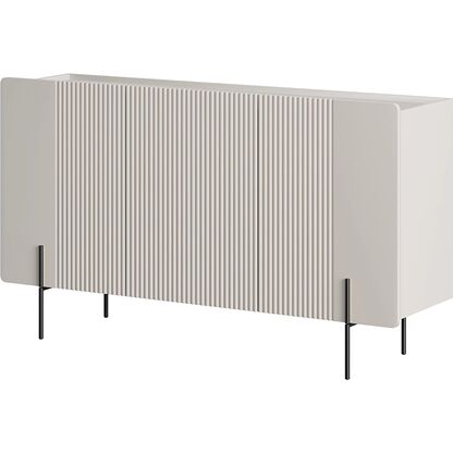 Trzydrzwiowa komoda MALMI 2 150 w odcieniu kaszmiru zdobiona ryflowaniem na czarnych metalowych nogach